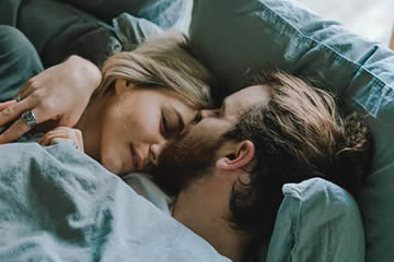 beneficios de dormir con la persona que amas