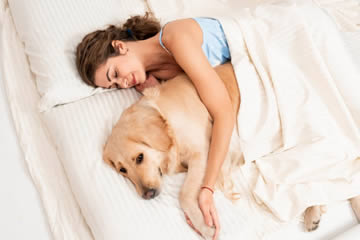 beneficios de dormir con tu perro