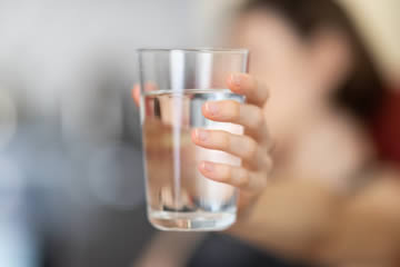 que beneficios tiene tomar agua antes de dormir