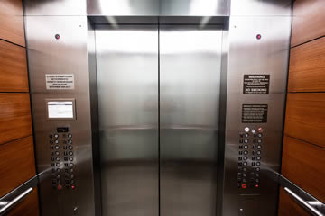 es obligatorio el teléfono en el ascensor