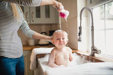 cómo bañar a un bebé