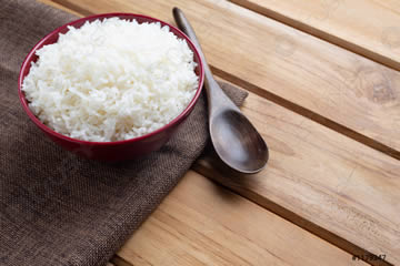 arroz cocido en el suelo