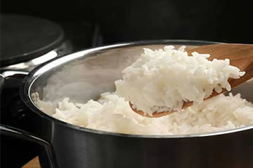 arroz cocido en una olla