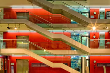 ascensores y escaleras