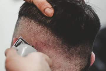 Qué significa soñar con cortar el cabello de otra persona