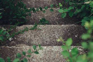 Qué significa soñar con subir escaleras de piedra
