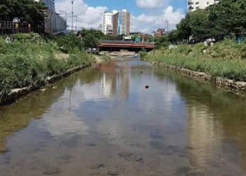 inundación de agua sucia