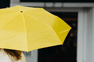 Soñar con paraguas amarillo