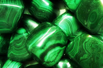 soñar con piedras preciosas verdes