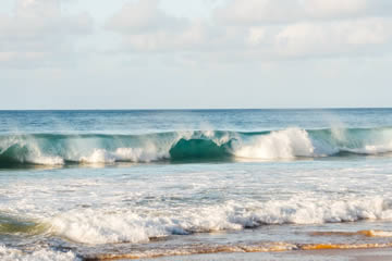 soñar con playa con fuertes olas